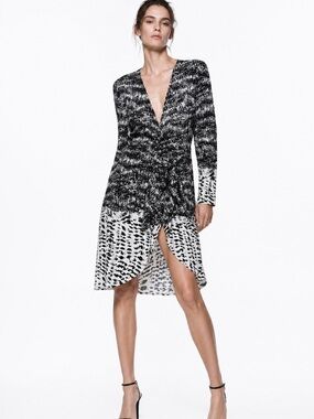 BCBG Max Azaria Black & White Abstract Long Sleeve Wrap Dress Size Medium